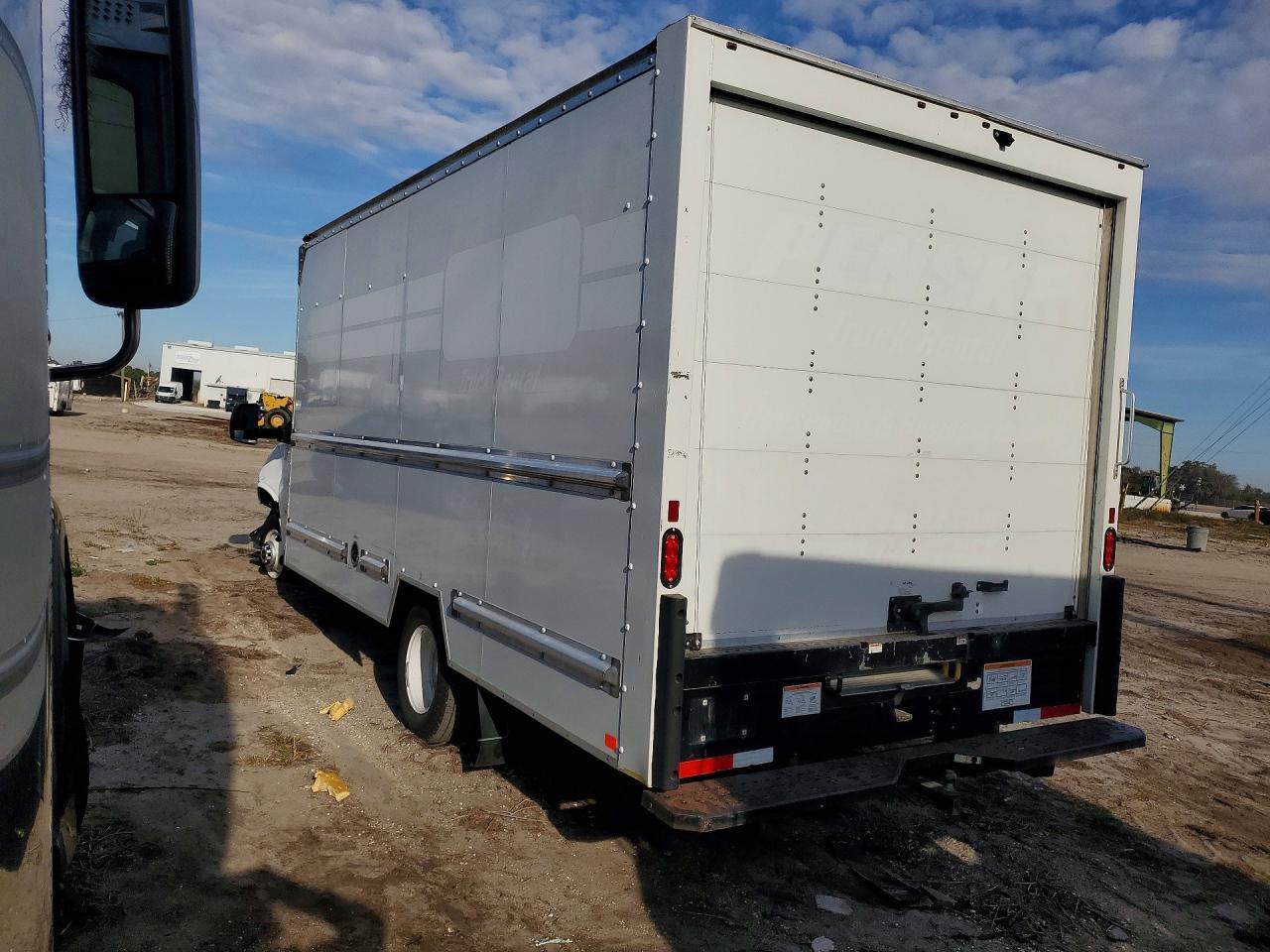 2022 GMC Savana G3500 - Box Truck ** Runs & Drives * Prior Fleet ** - Фото 2