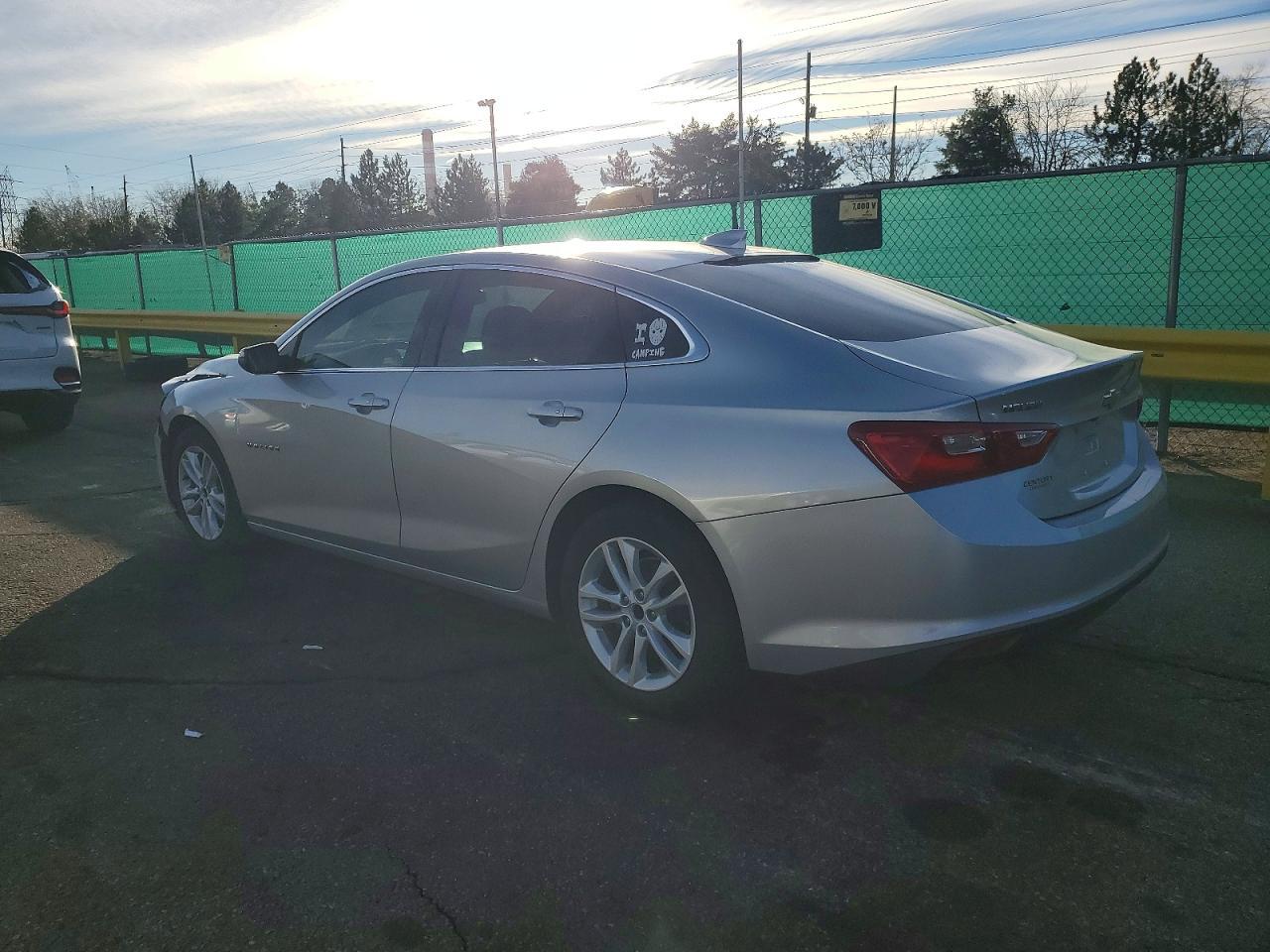 2017 Chevrolet Malibu Lt - Image 2