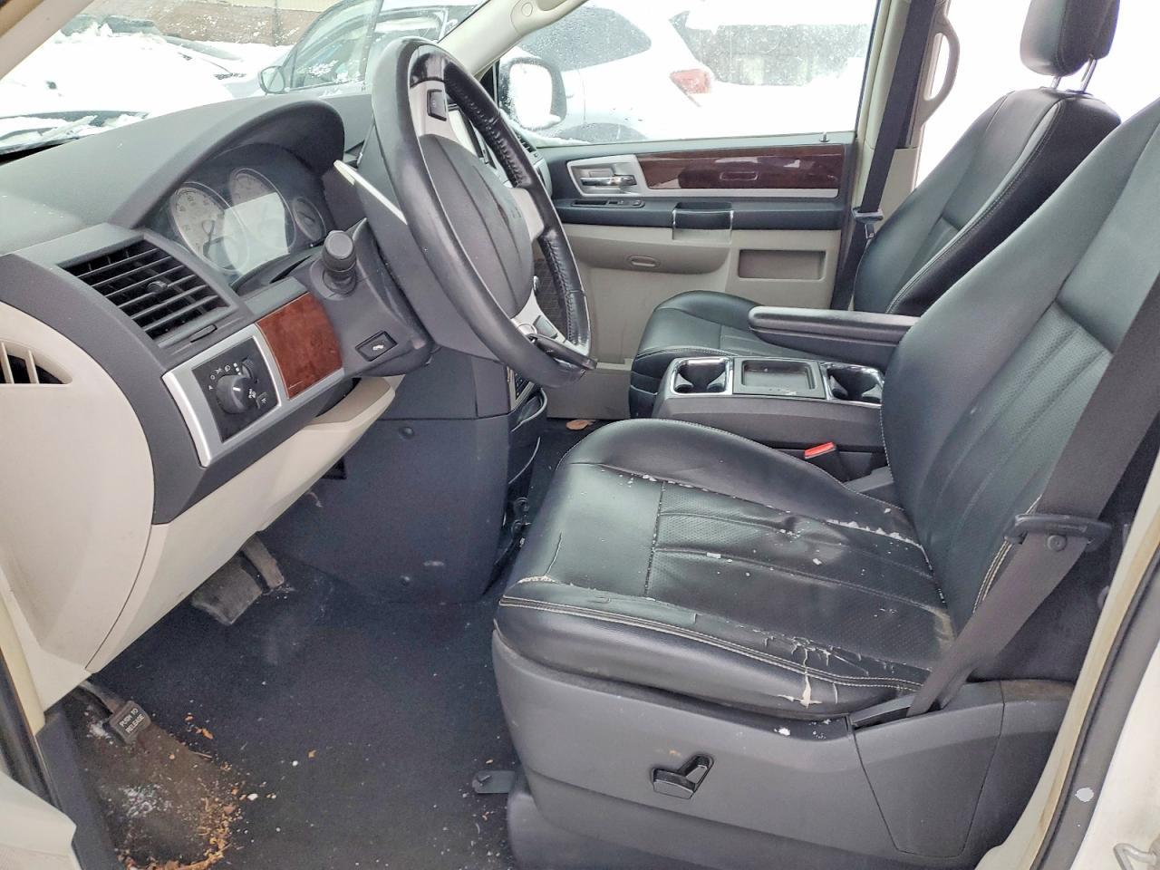 2010 Chrysler Town & Country Touring Plus - Image 7