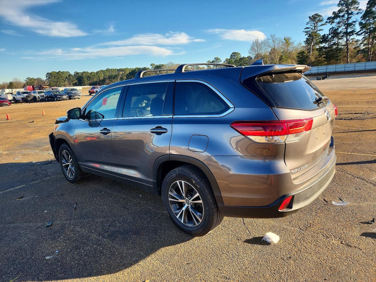 2017 Toyota Highlander Le - Image 2