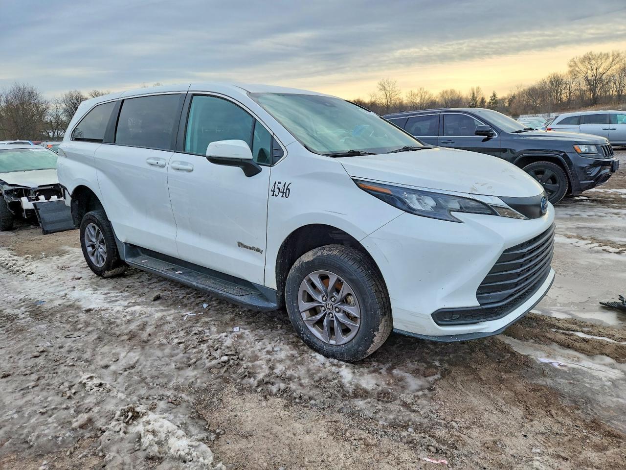 2024 Toyota Sienna Le - Фото 4