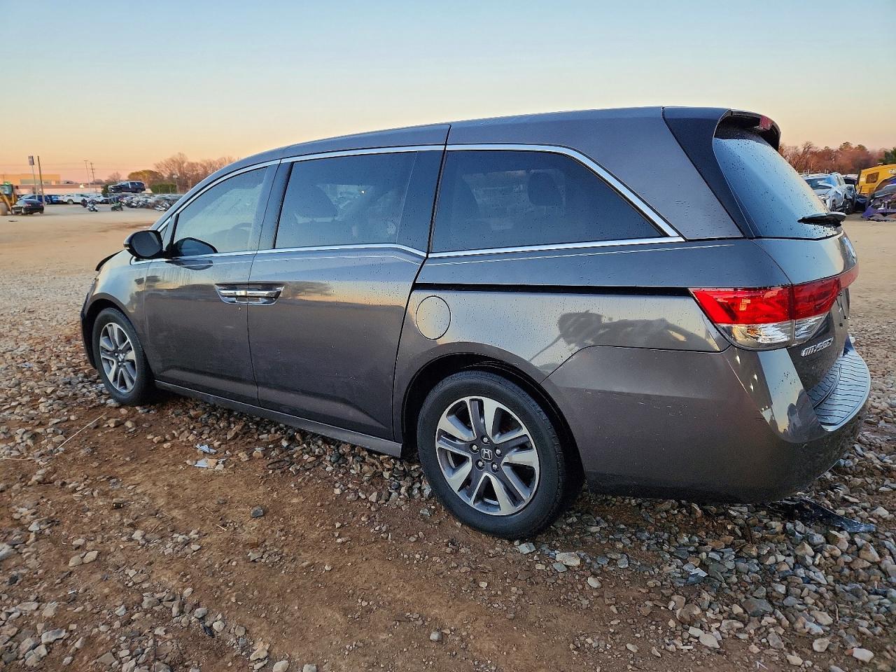 2016 Honda Odyssey Touring - Фото 2