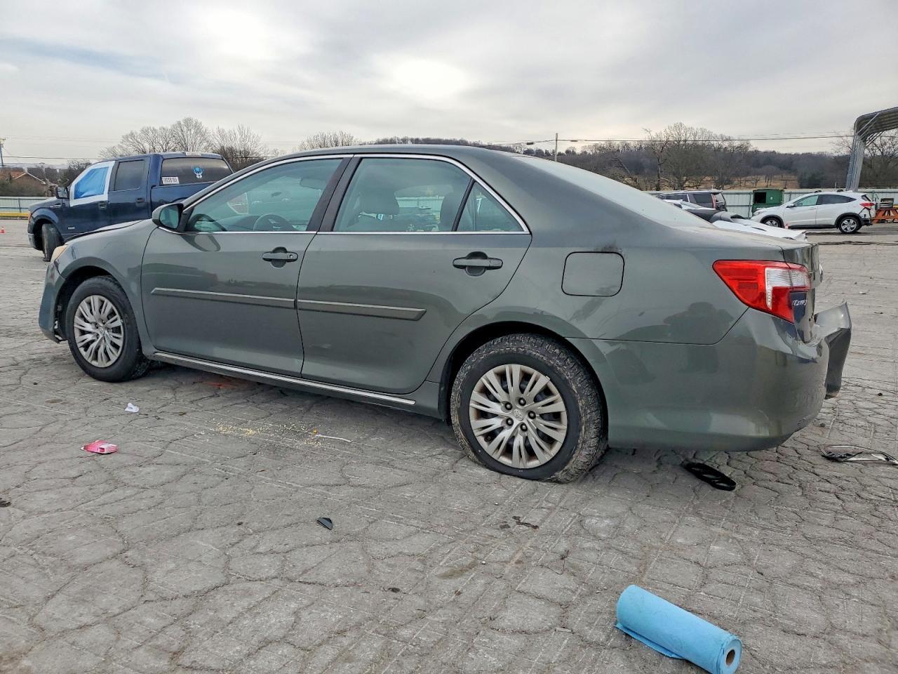 2013 Toyota Camry Le - Фото 2