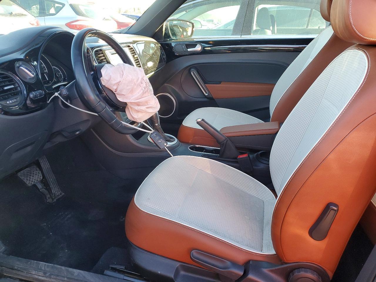 2016 Volkswagen Beetle 1.8T - Фото 7