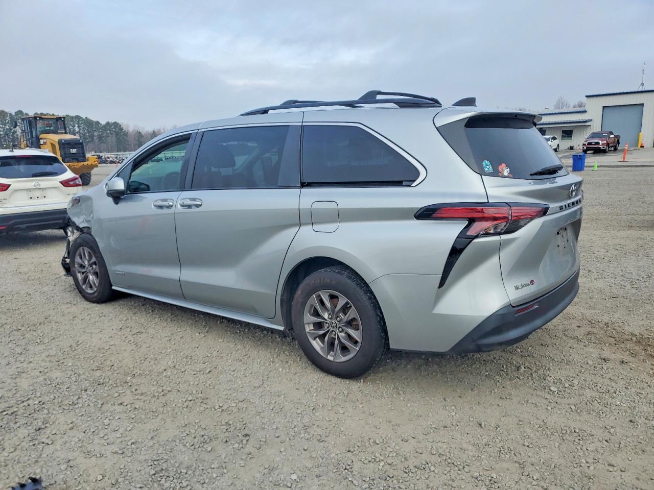 2021 Toyota Sienna - Image 2