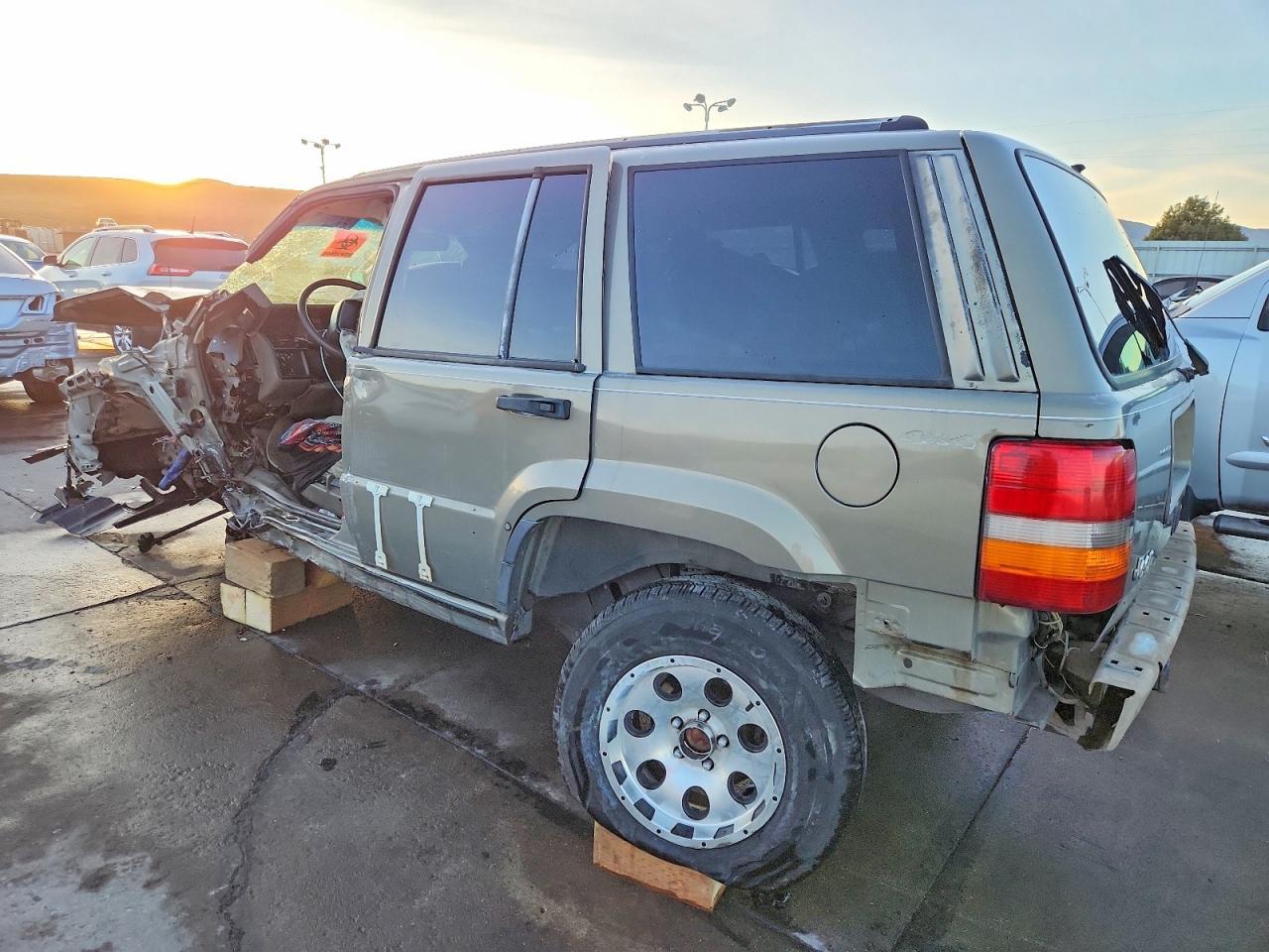 1995 Jeep Grand Cherokee Laredo - Image 2