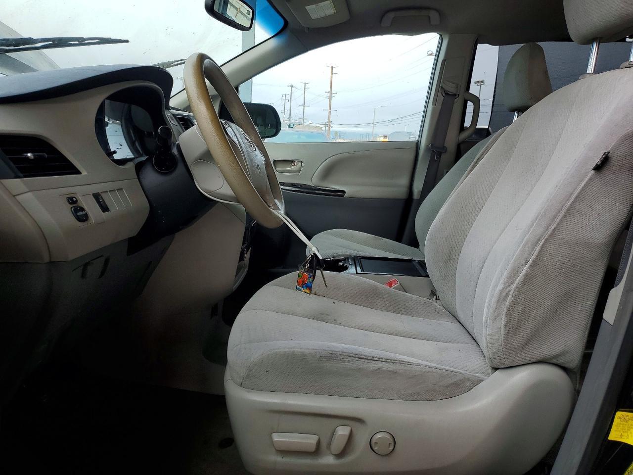 2013 Toyota Sienna Le - Image 7