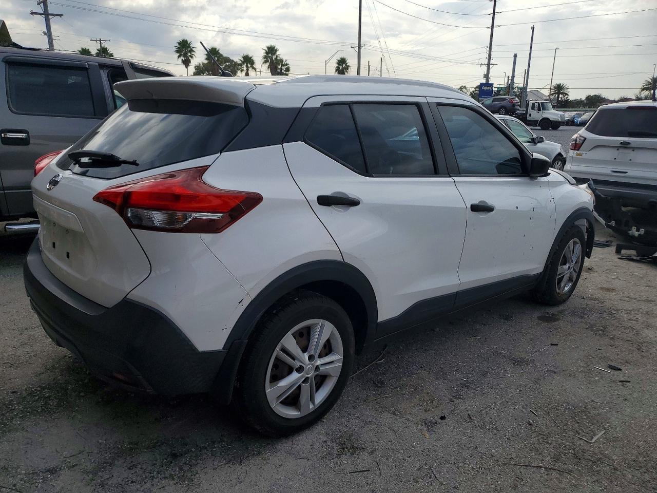2019 Nissan Kicks S - Image 3