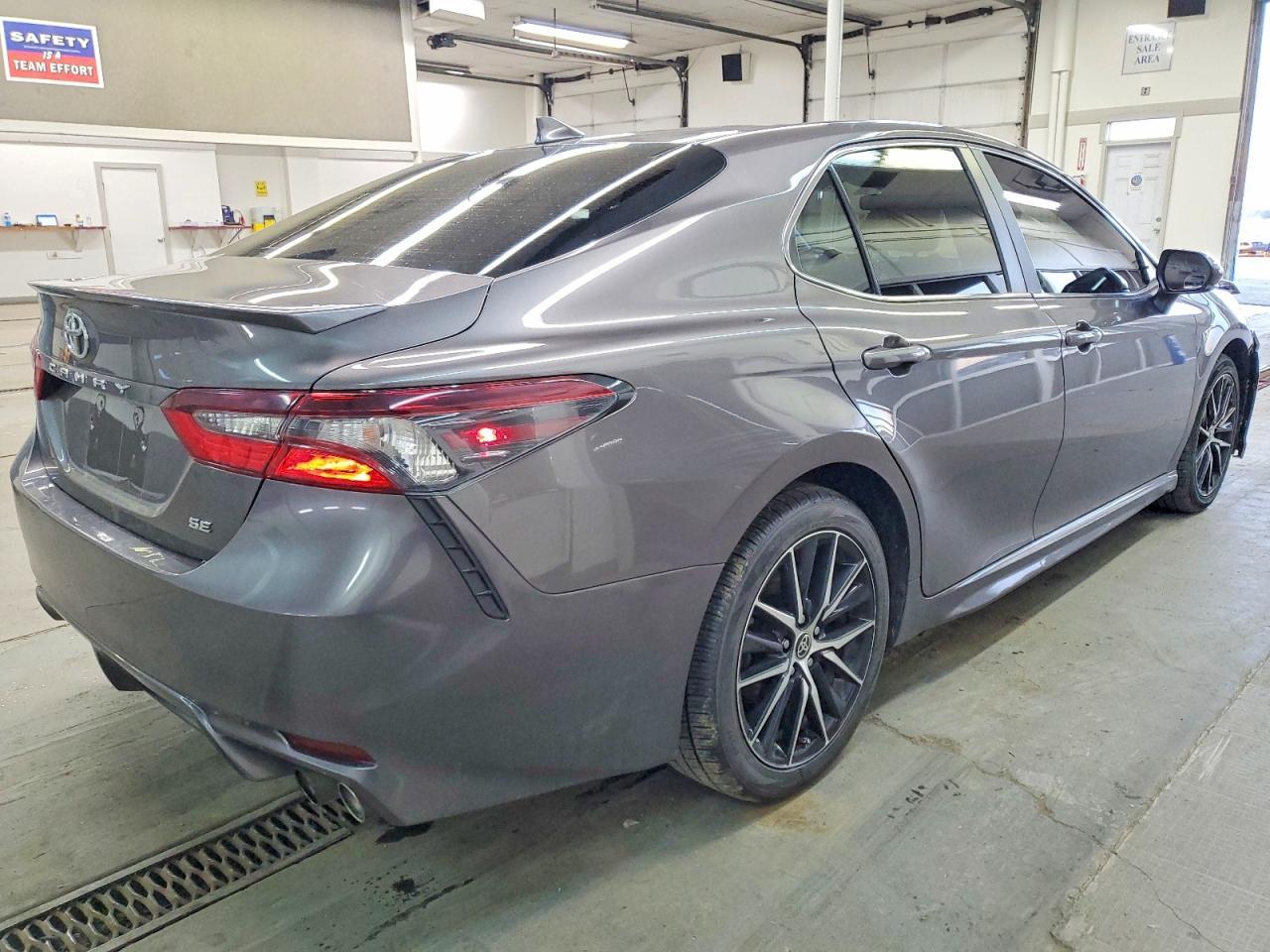 2022 Toyota Camry Se - Image 3