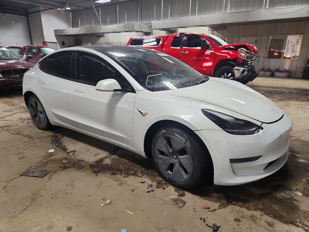 2023 Tesla Model 3 - Фото 4