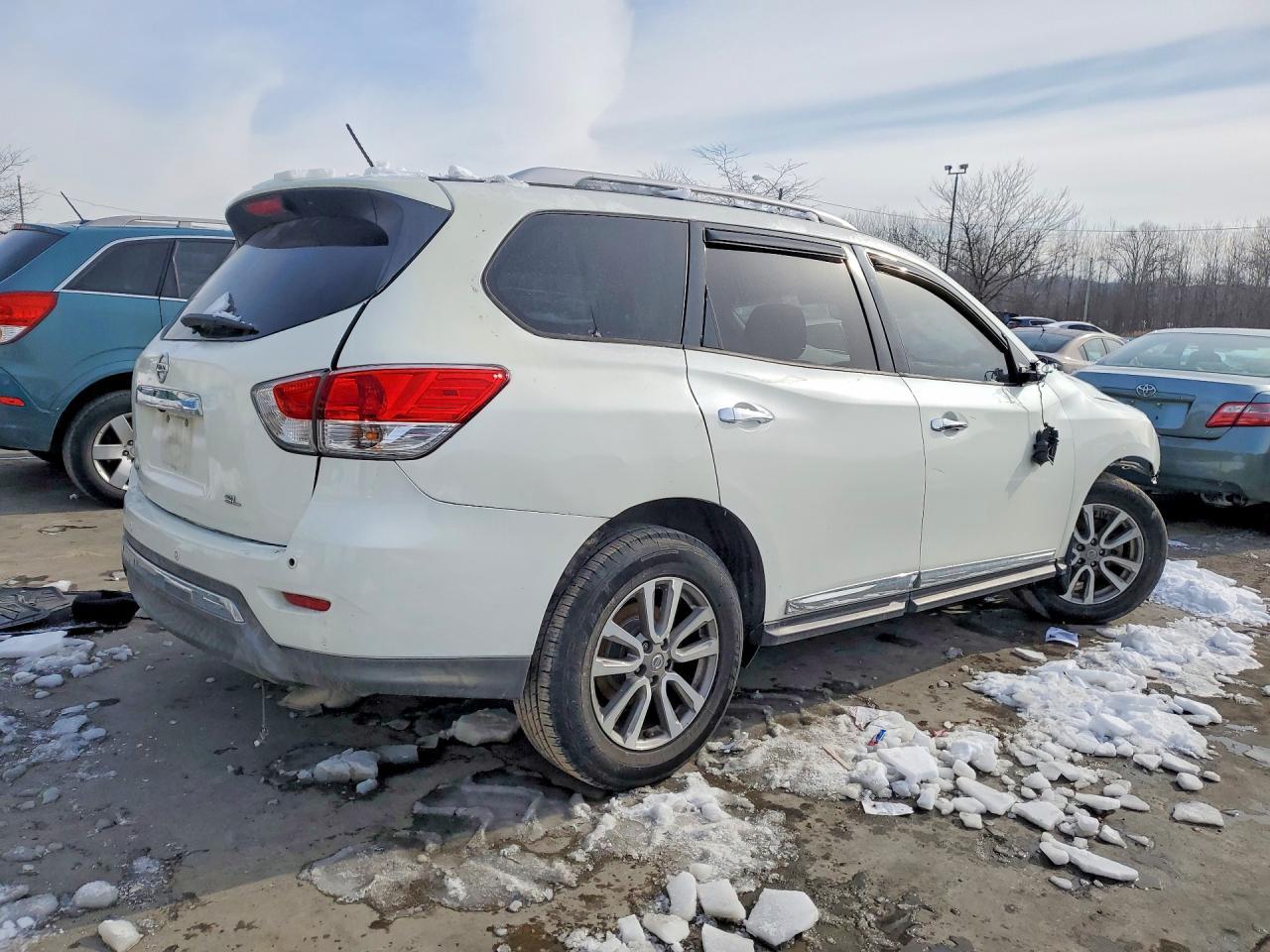 2015 Nissan Pathfinder S - Image 3