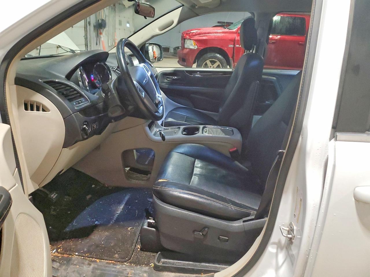 2015 Chrysler Town & Country Touring L - Image 7