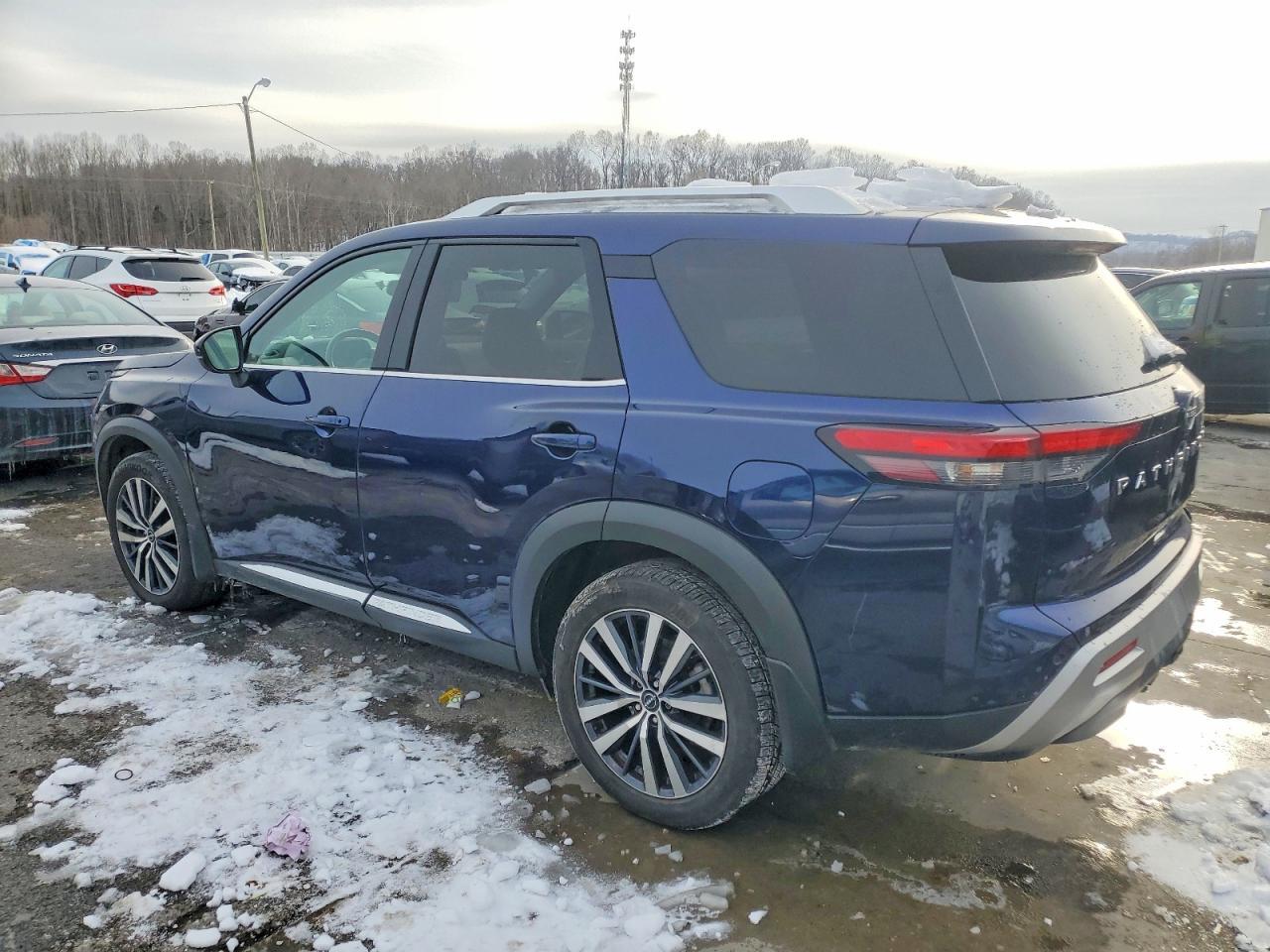 2022 Nissan Pathfinder Platinum - Фото 2