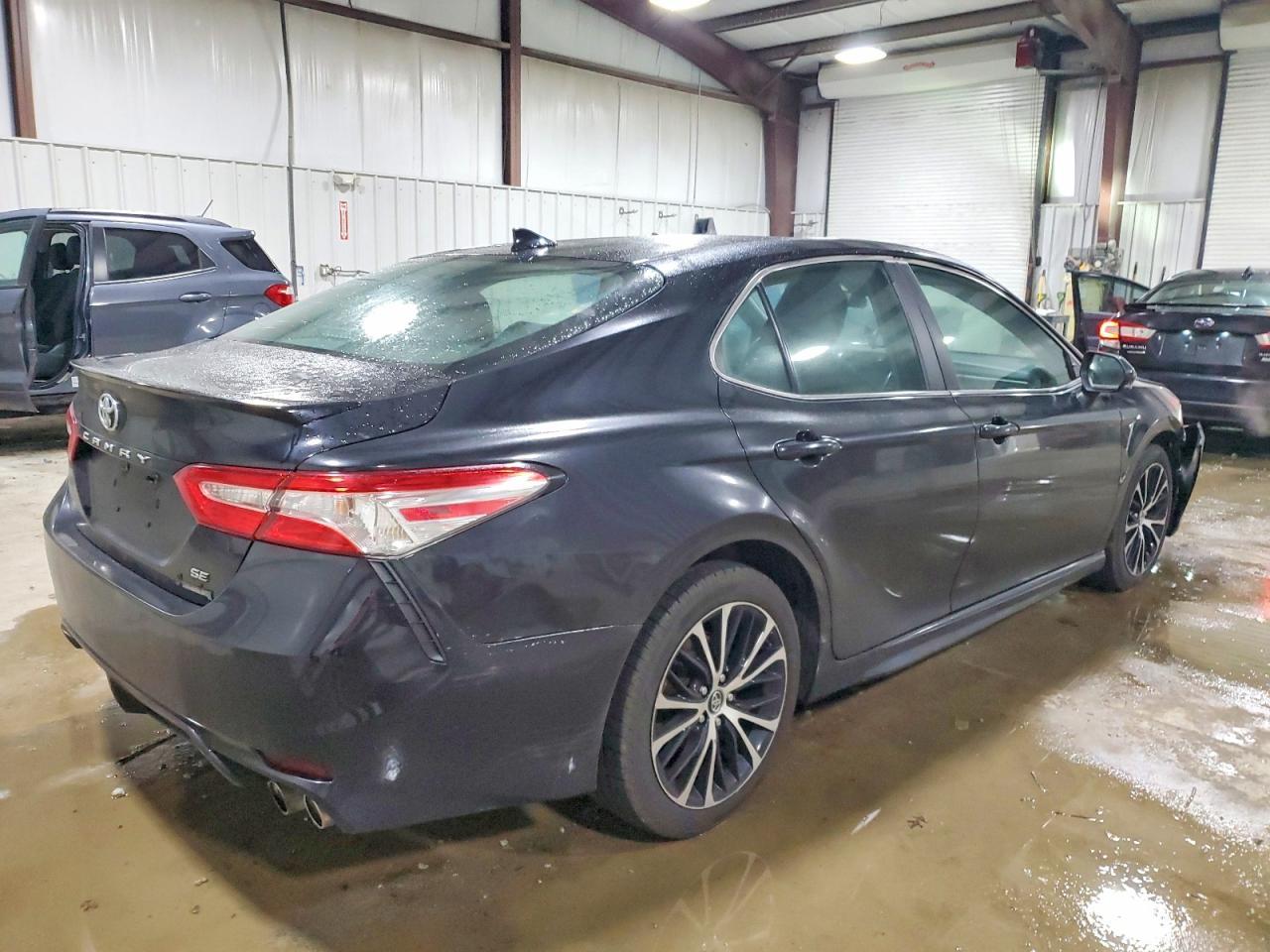 2020 Toyota Camry Se - Фото 3