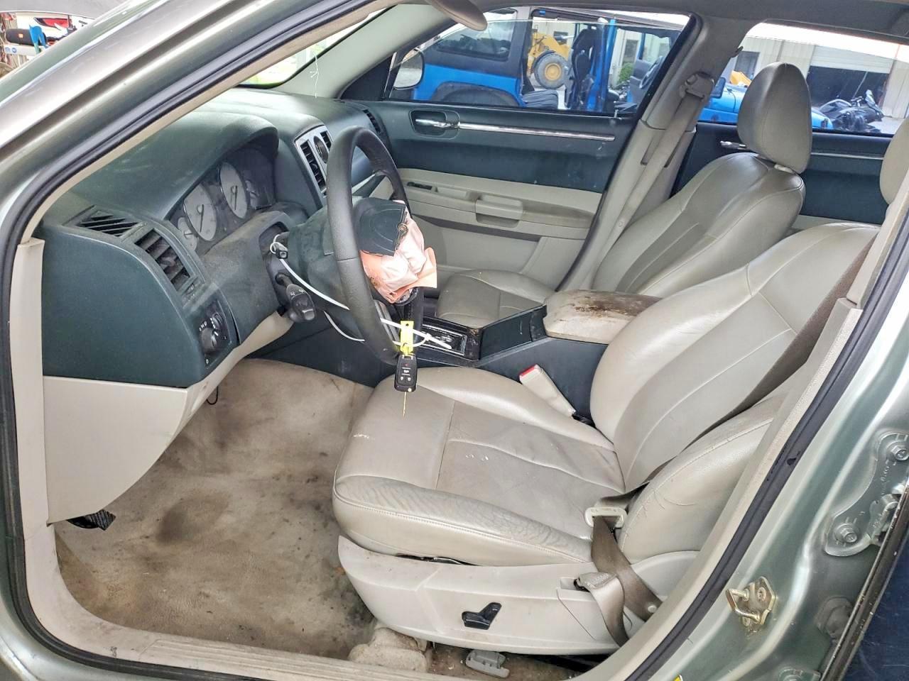 2005 Chrysler 300 Touring - Image 7