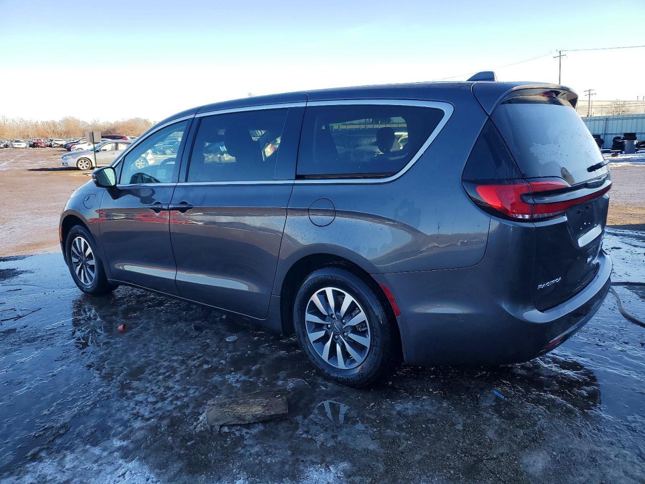 2022 Chrysler Pacifica Hybrid Touring L - Фото 2