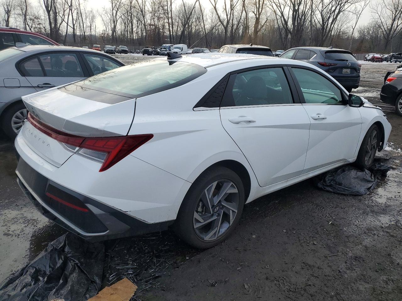 2025 Hyundai Elantra Sel - Image 3