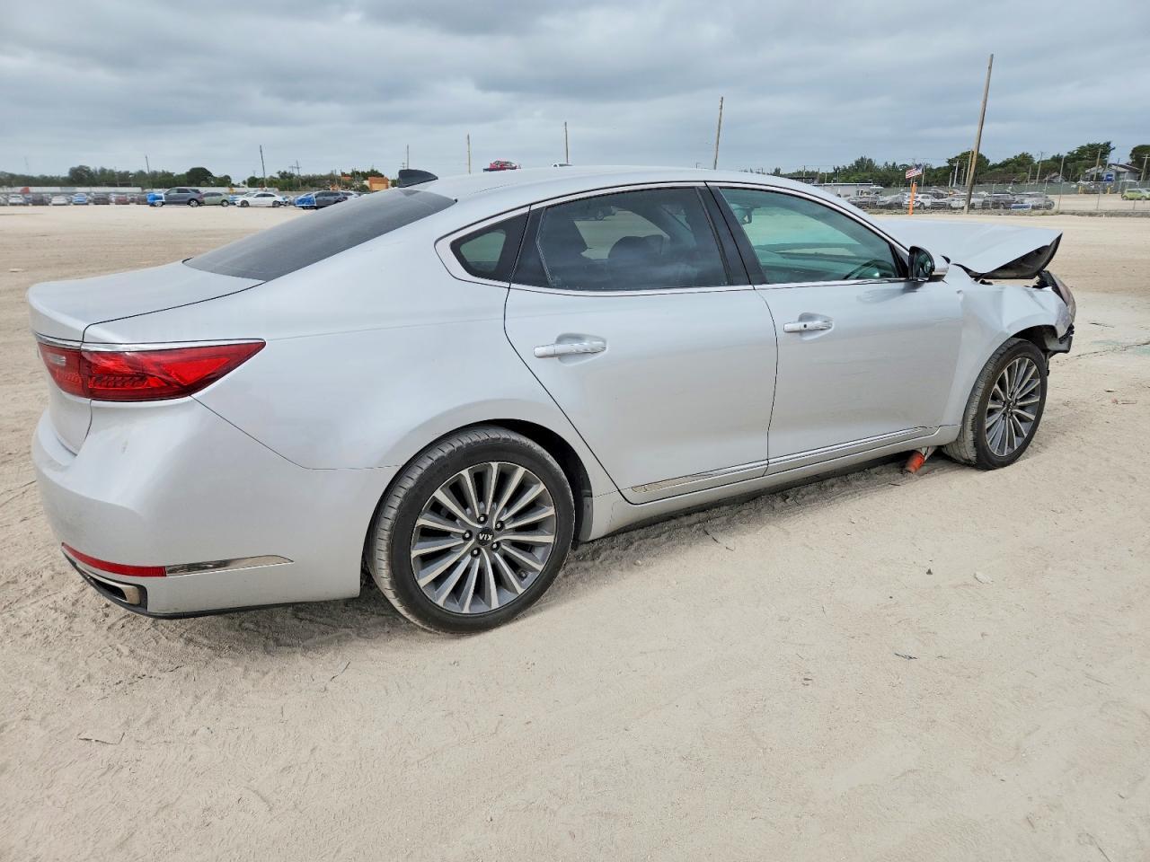 2017 Kia Cadenza Premium - Image 3