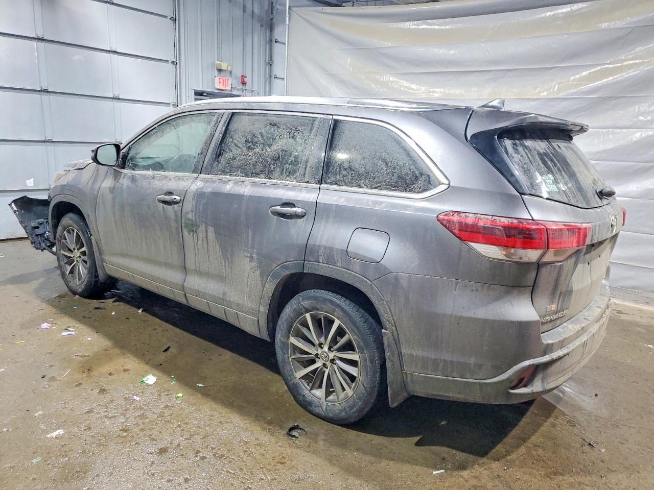 2017 Toyota Highlander Se - Фото 2