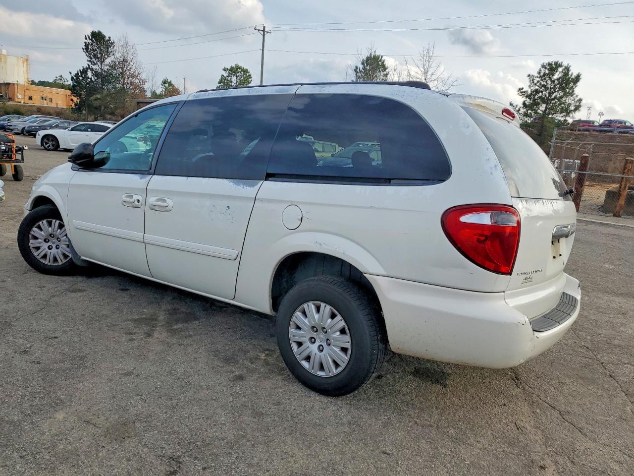 2004 Chrysler Town & Country Lx - Image 2