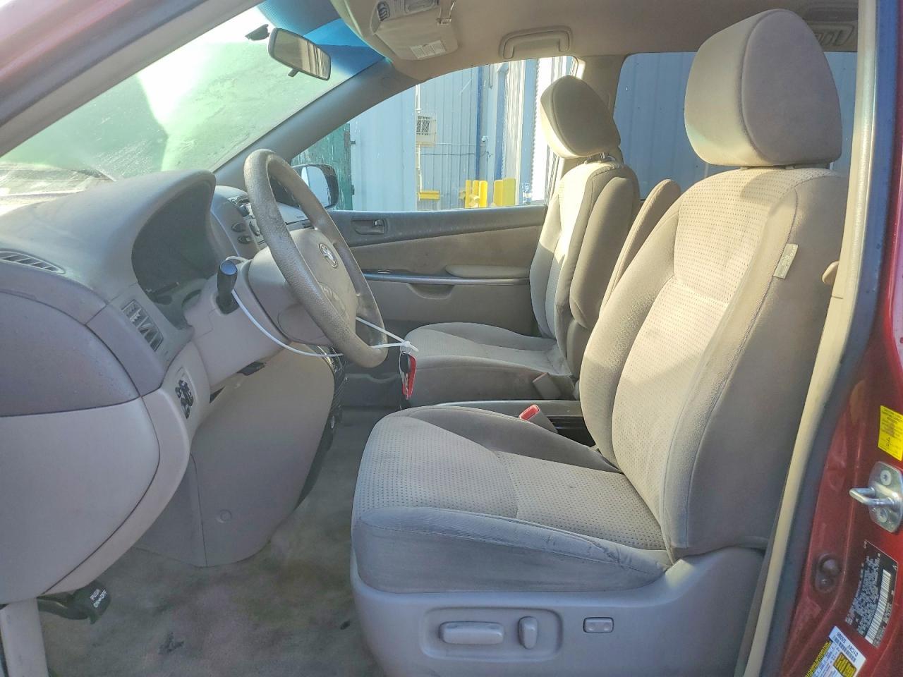 2010 Toyota Sienna Le 8-Passenger - Фото 7