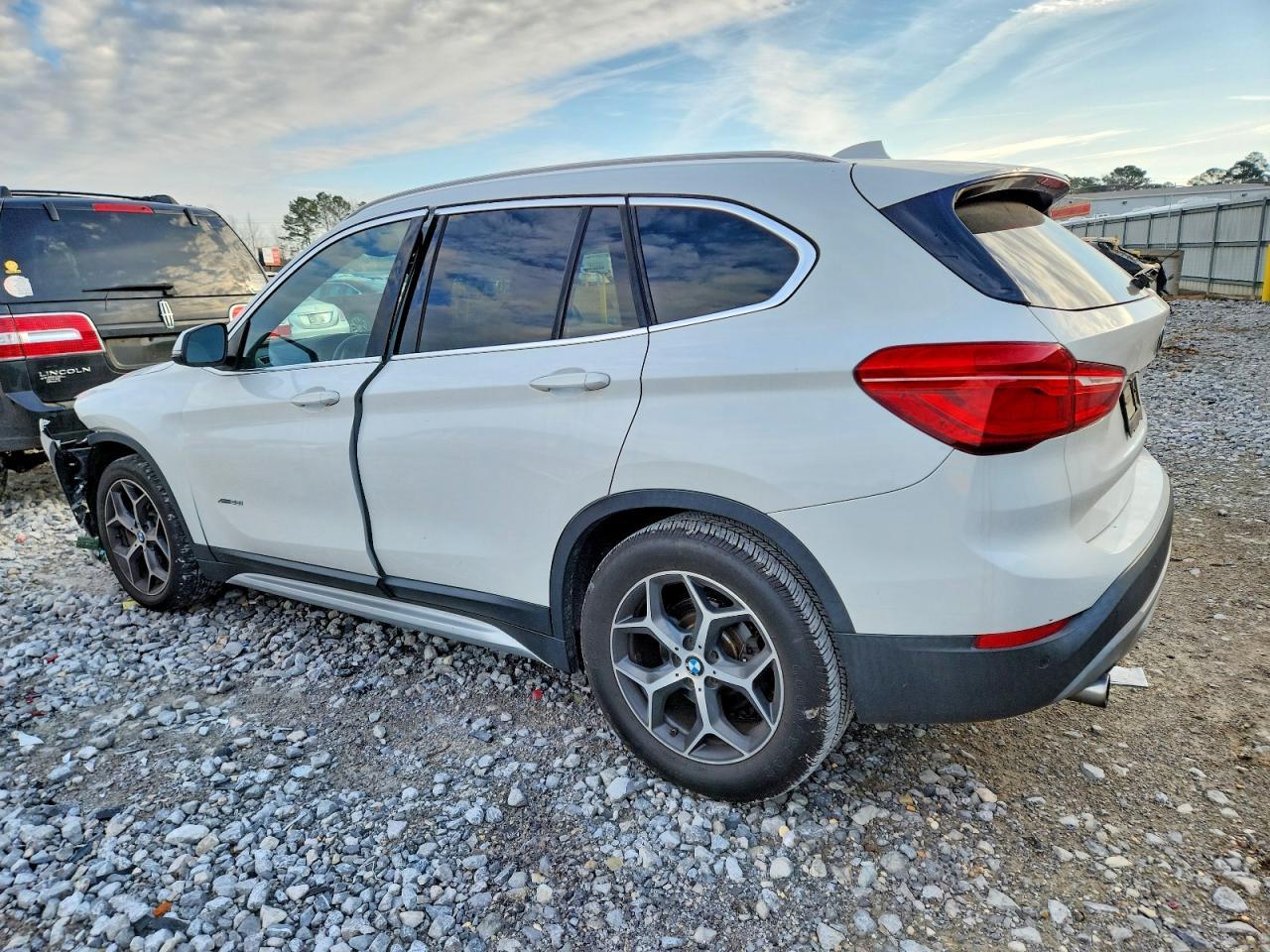 2017 BMW X1 xDrive28I - Фото 2