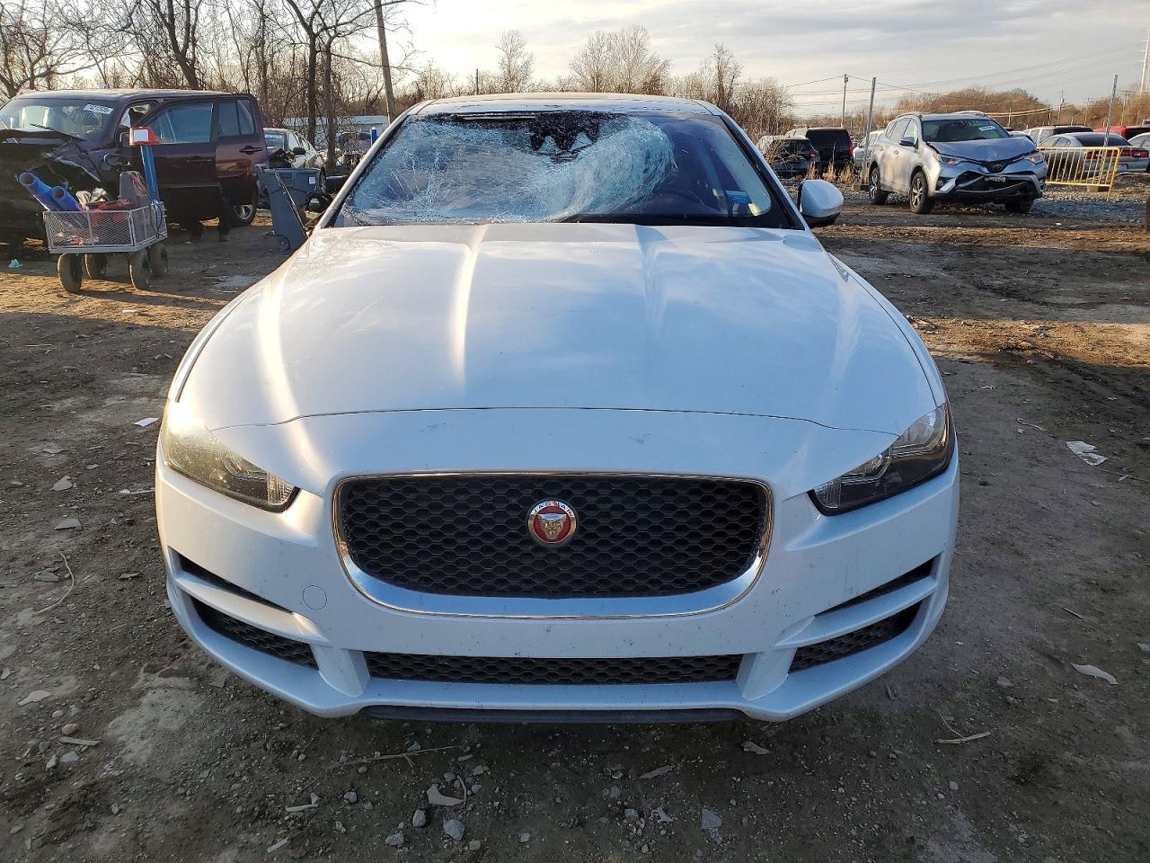 2018 Jaguar Xe Premium - Image 5