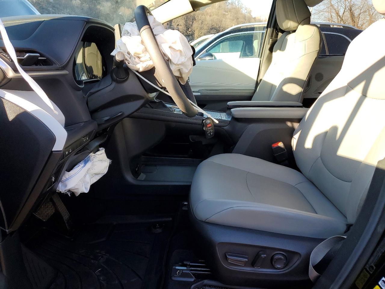 2025 Toyota Sienna Xle - Image 7