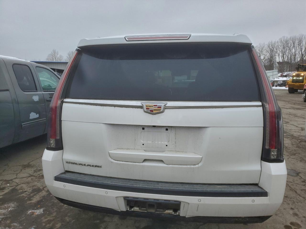 2016 Cadillac Escalade Luxury - Image 6