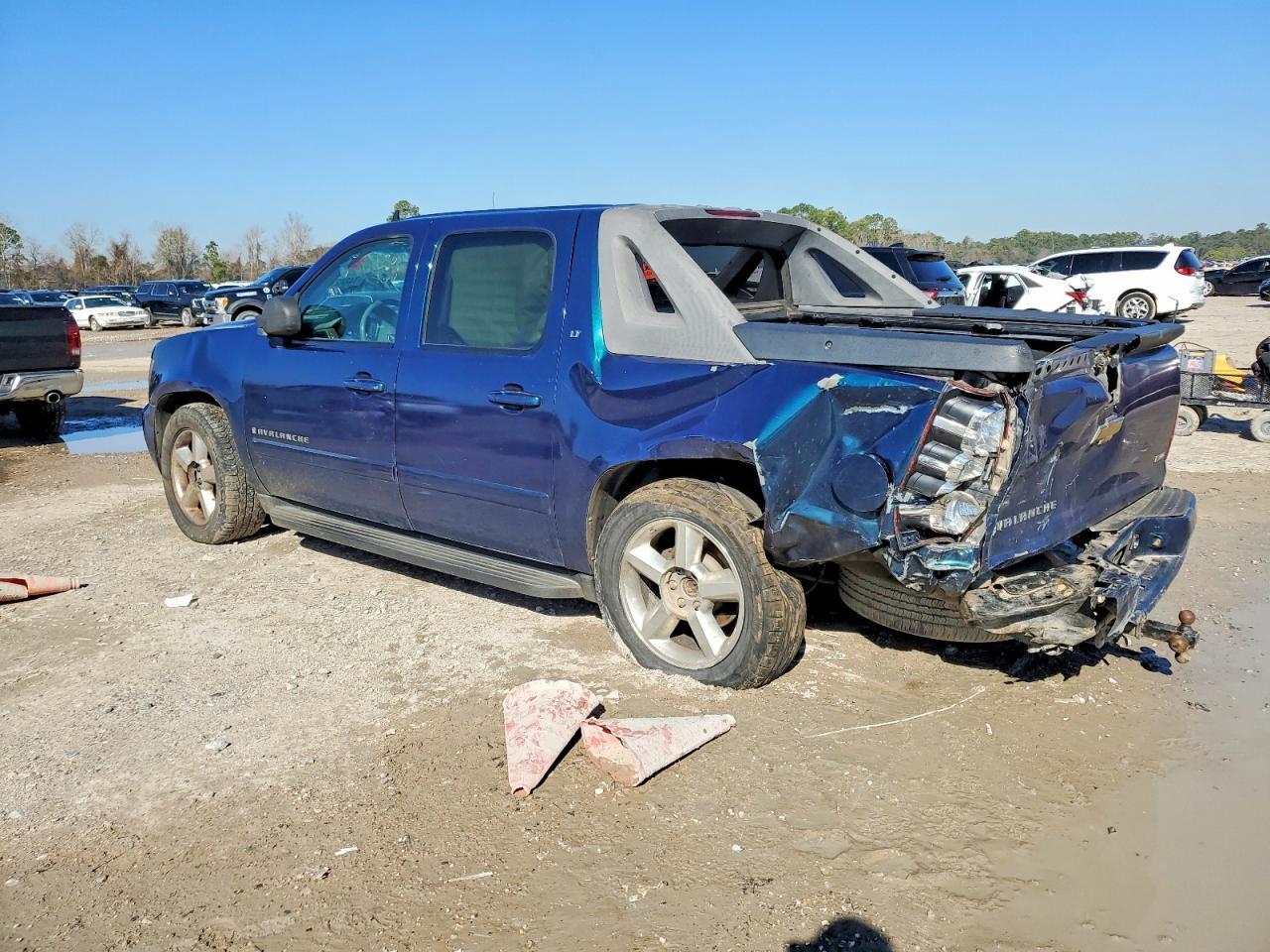 2007 Chevrolet Avalanche C1500 - Image 2