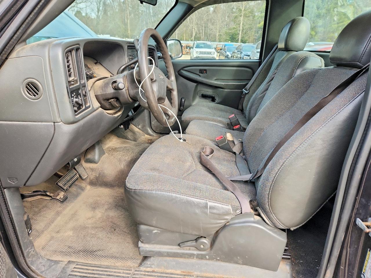 2004 GMC New Sierra C1500 - Image 7