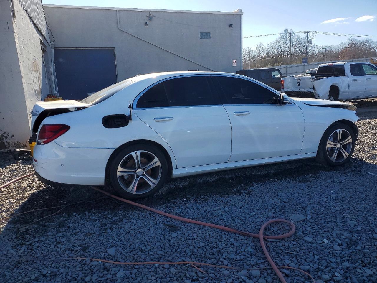 2017 Mercedes-Benz E 300 4Matic - Фото 3