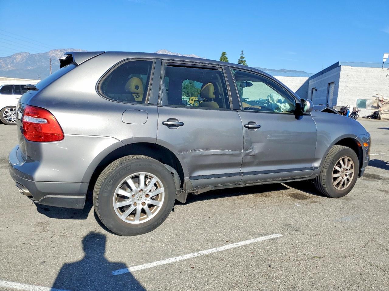 2010 Porsche Cayenne - Image 3