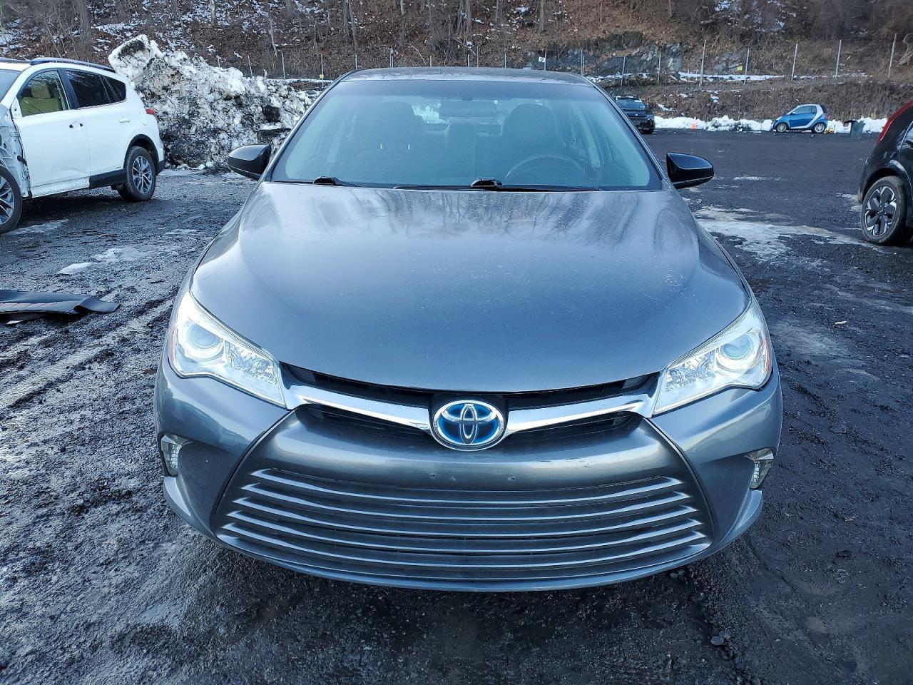 2015 Toyota Camry Hybrid Le - Image 5