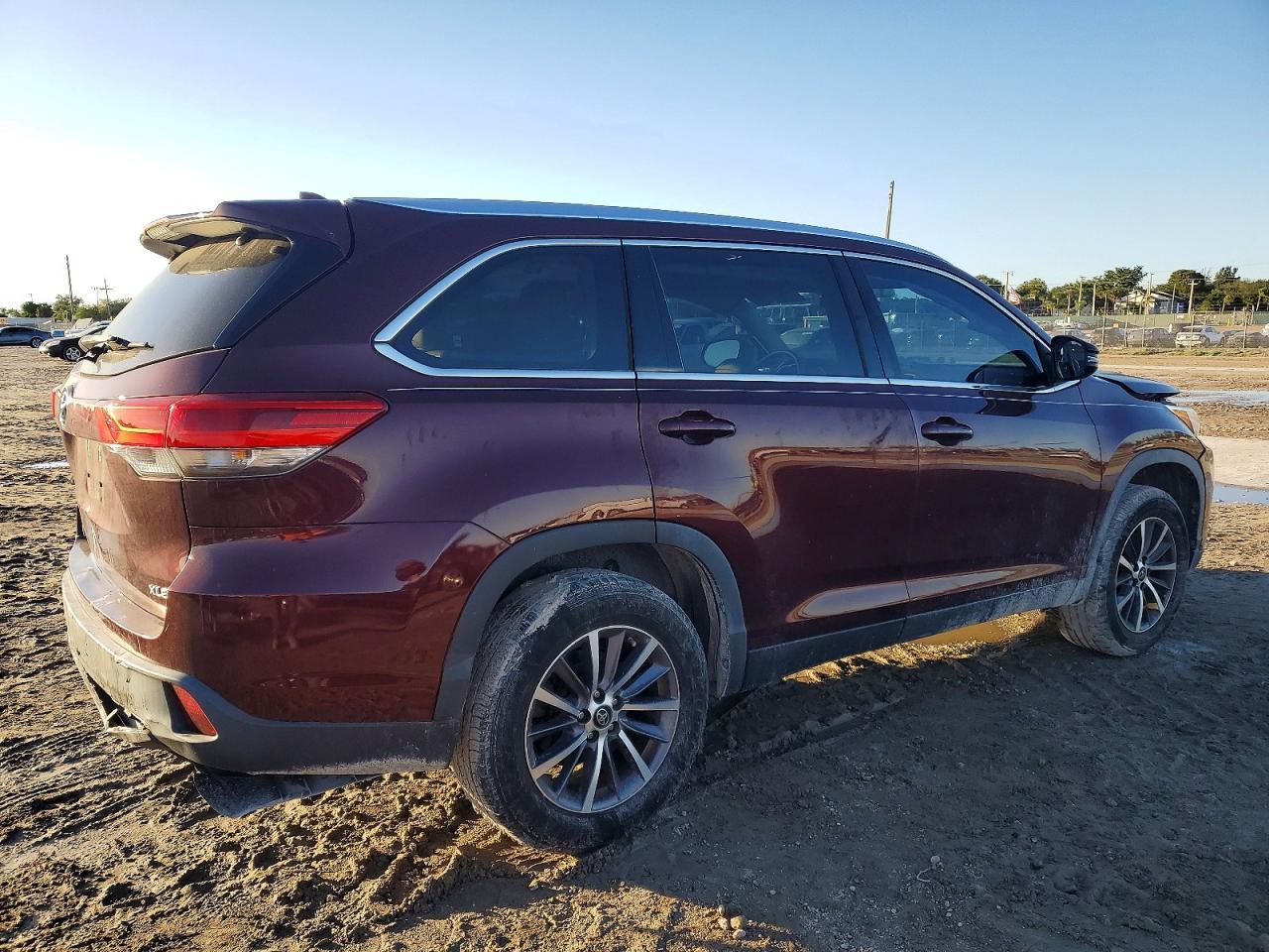 2019 Toyota Highlander Se - Image 3