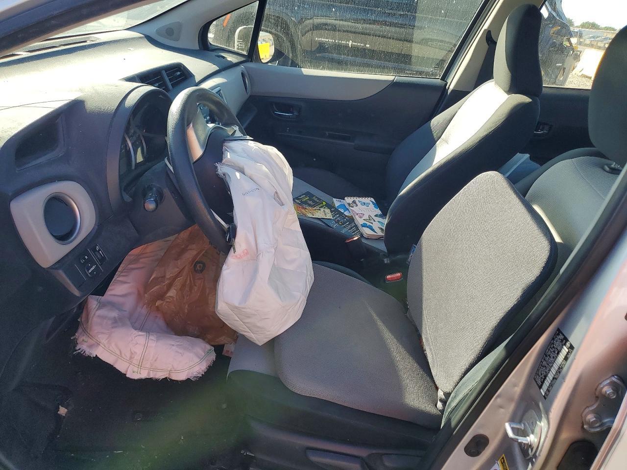 2014 Toyota Yaris 5-Door Le - Image 7