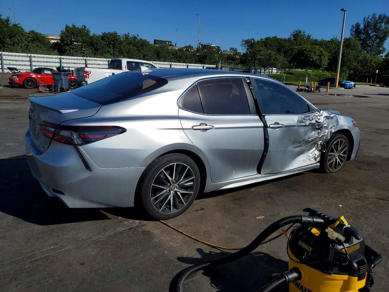2022 Toyota Camry Se - Фото 3