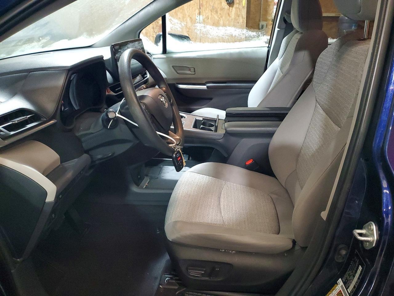 2022 Toyota Sienna Le - Image 7