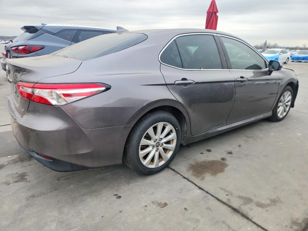 2020 Toyota Camry Le - Фото 3