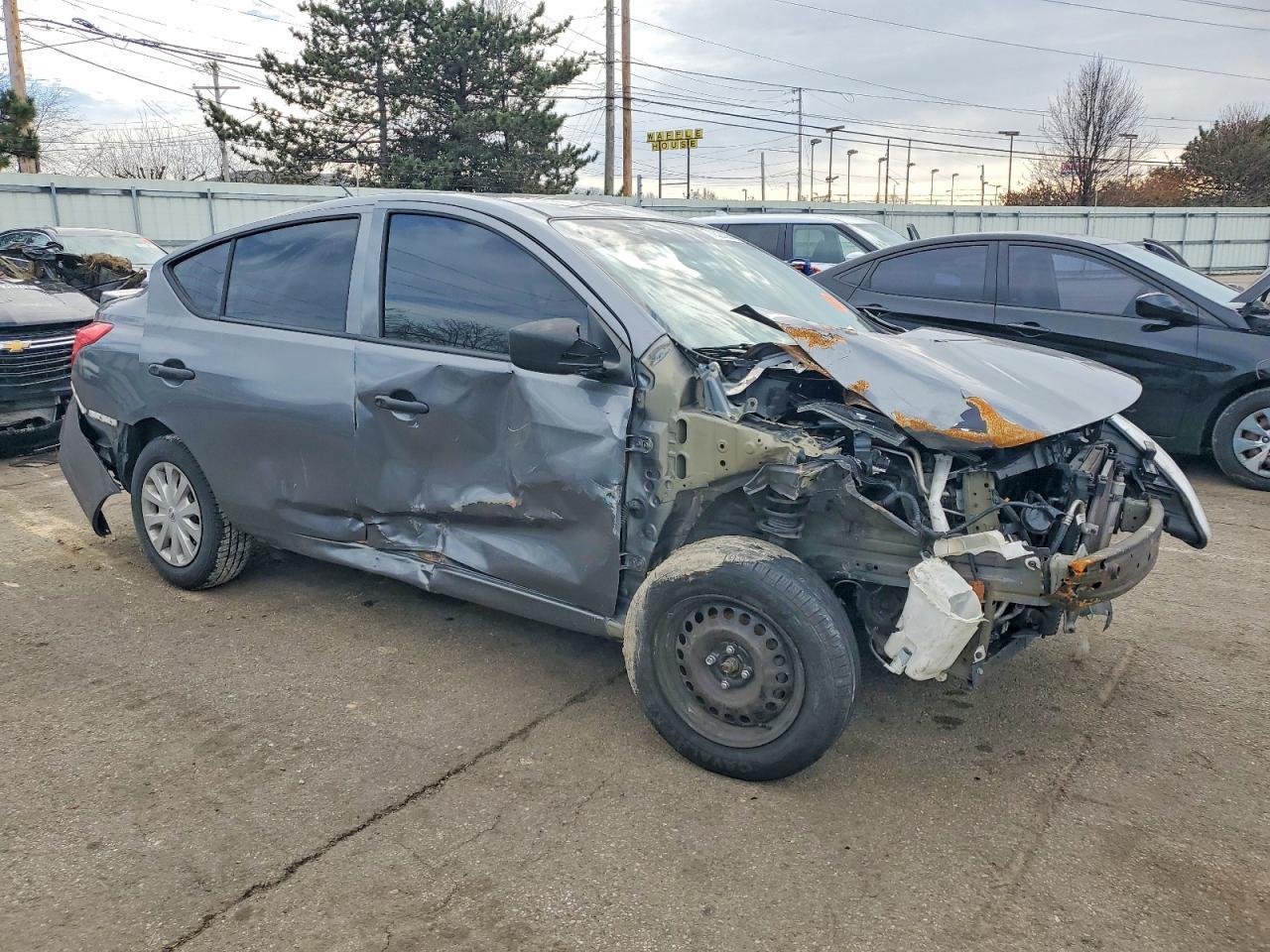 2019 Nissan Versa S - Фото 4