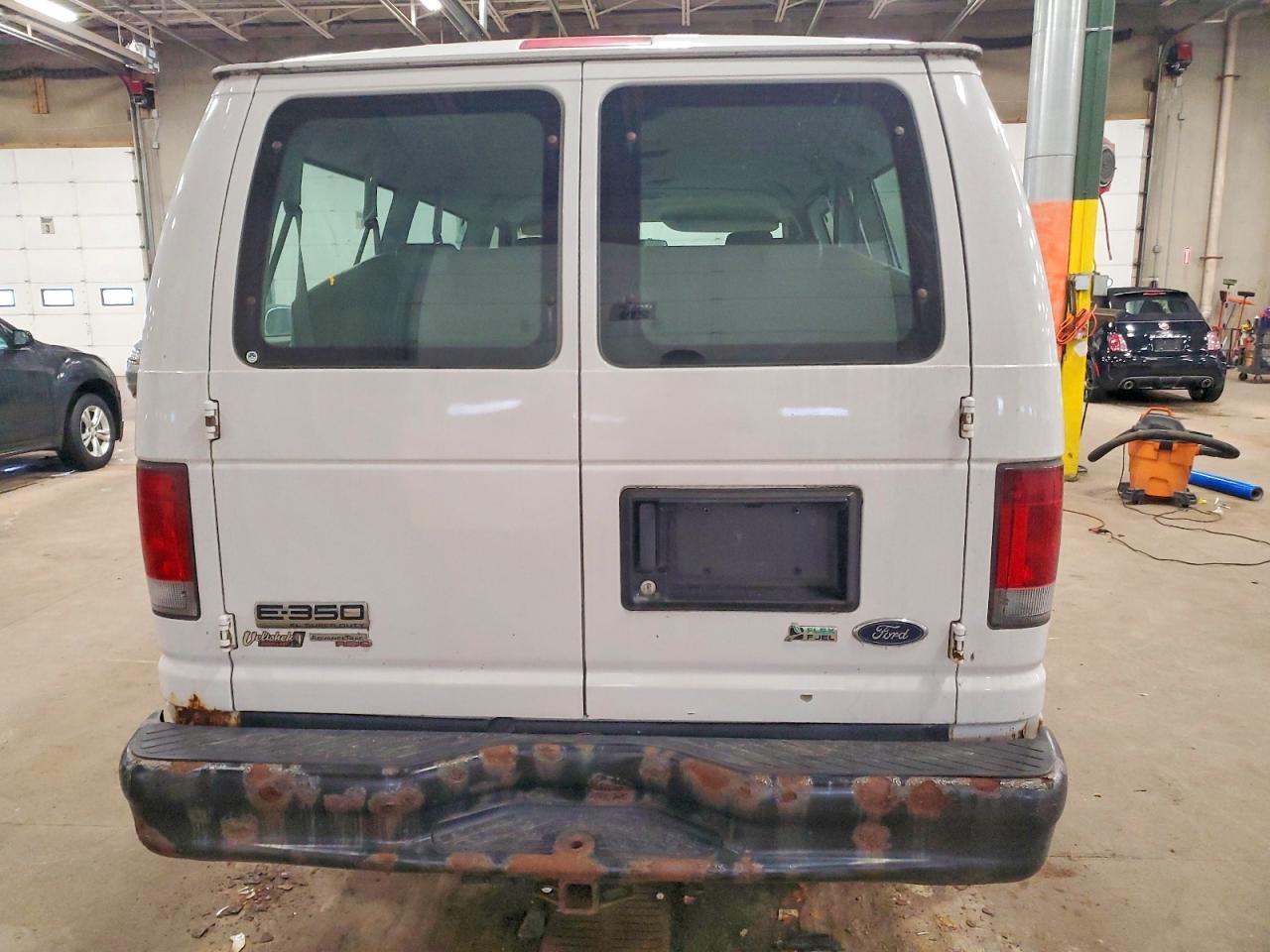 2010 Ford Econoline E350 Super Duty Wagon - Фото 6