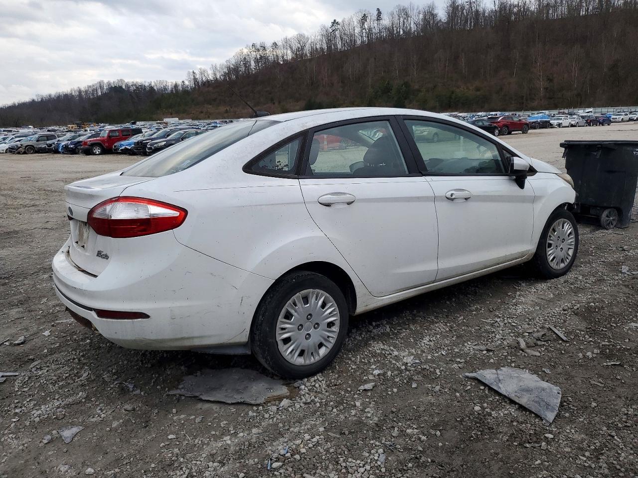 2015 Ford Fiesta S - Фото 3