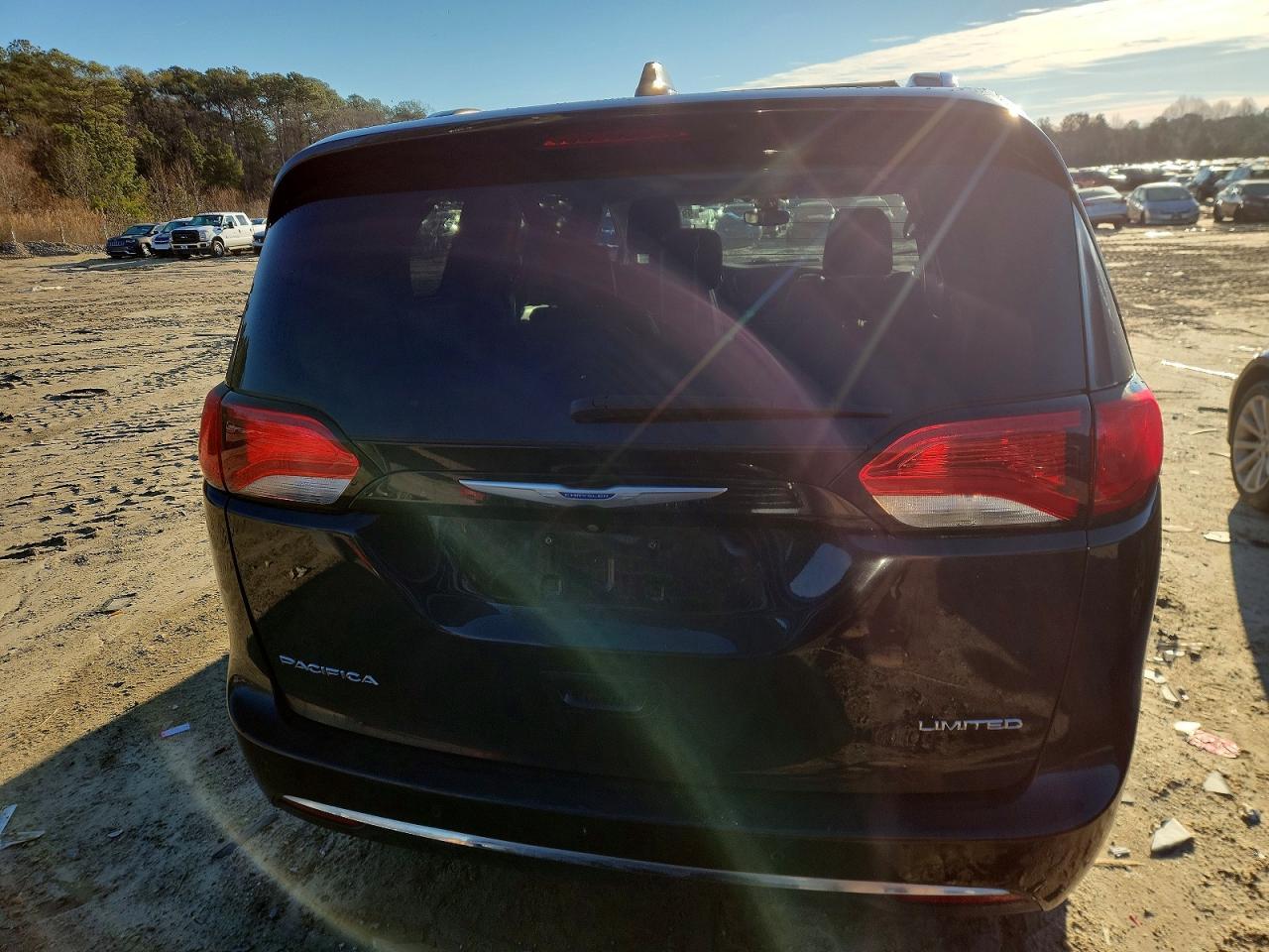 2018 Chrysler Pacifica Limited - Image 6