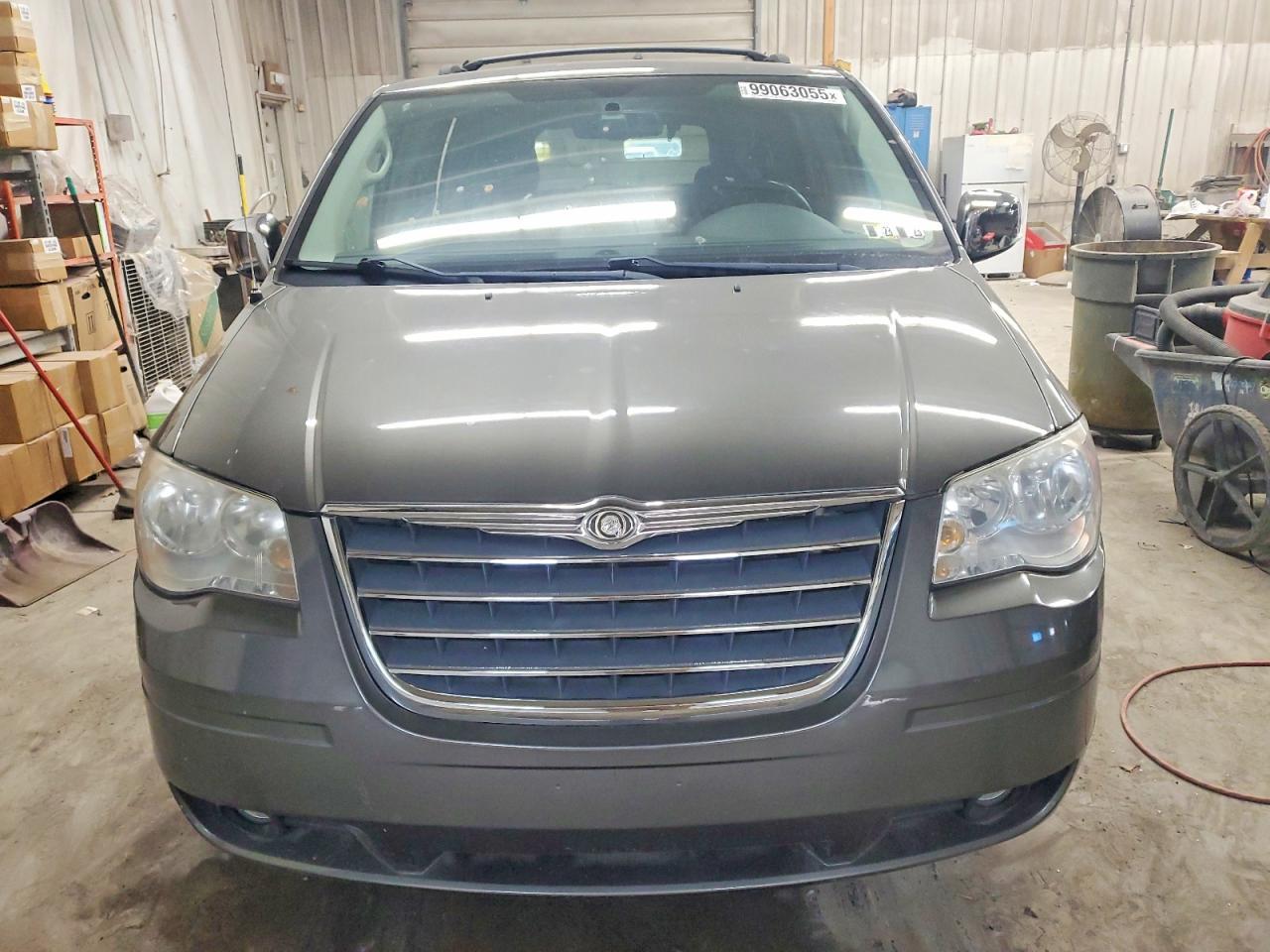 2010 Chrysler Town & Country Touring Plus - Фото 5