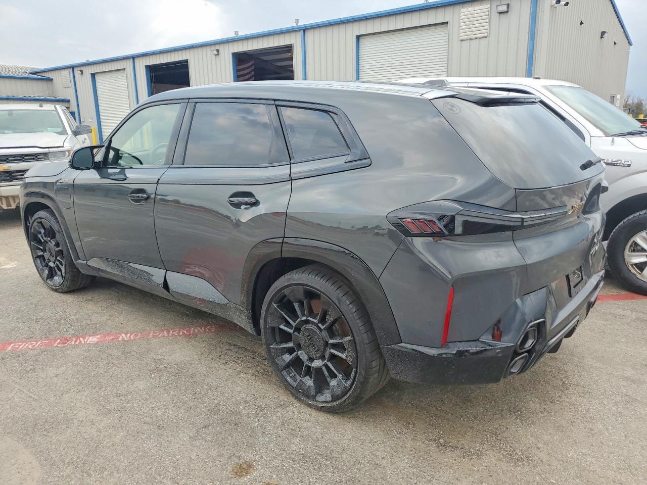 2025 BMW Xm - Image 2