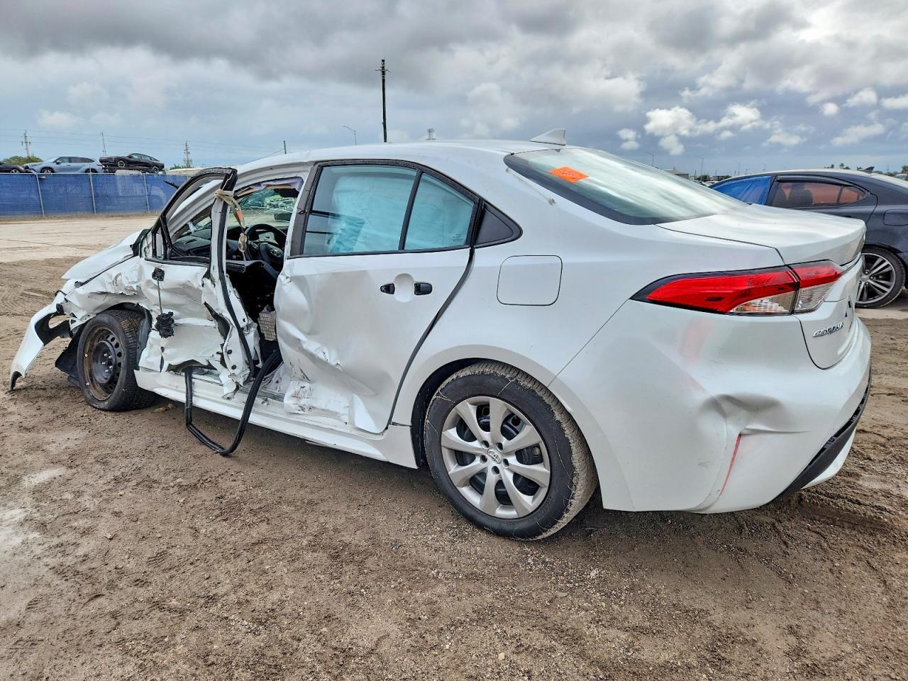 2022 Toyota Corolla Le - Фото 2