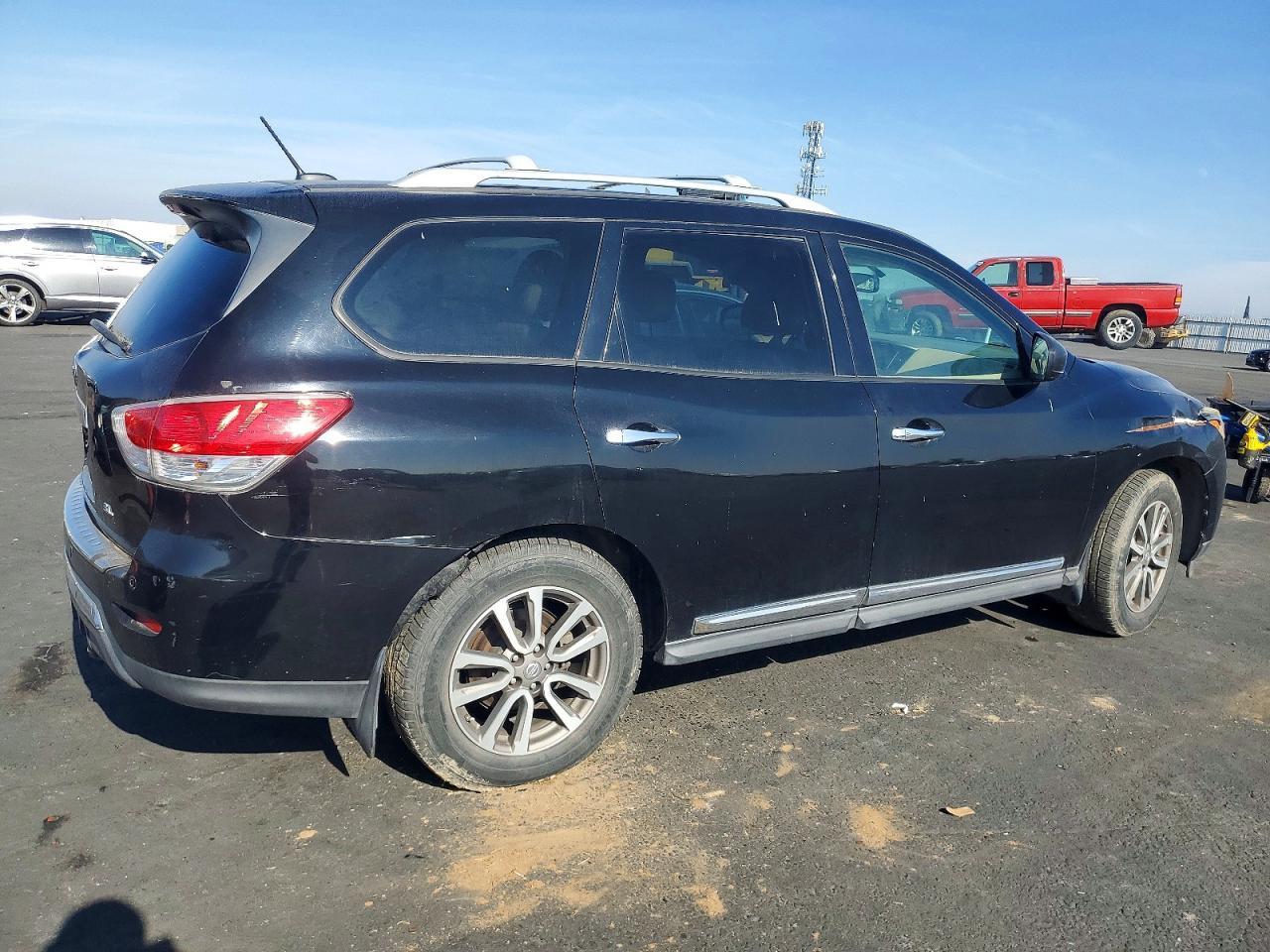 2014 Nissan Pathfinder S - Image 3