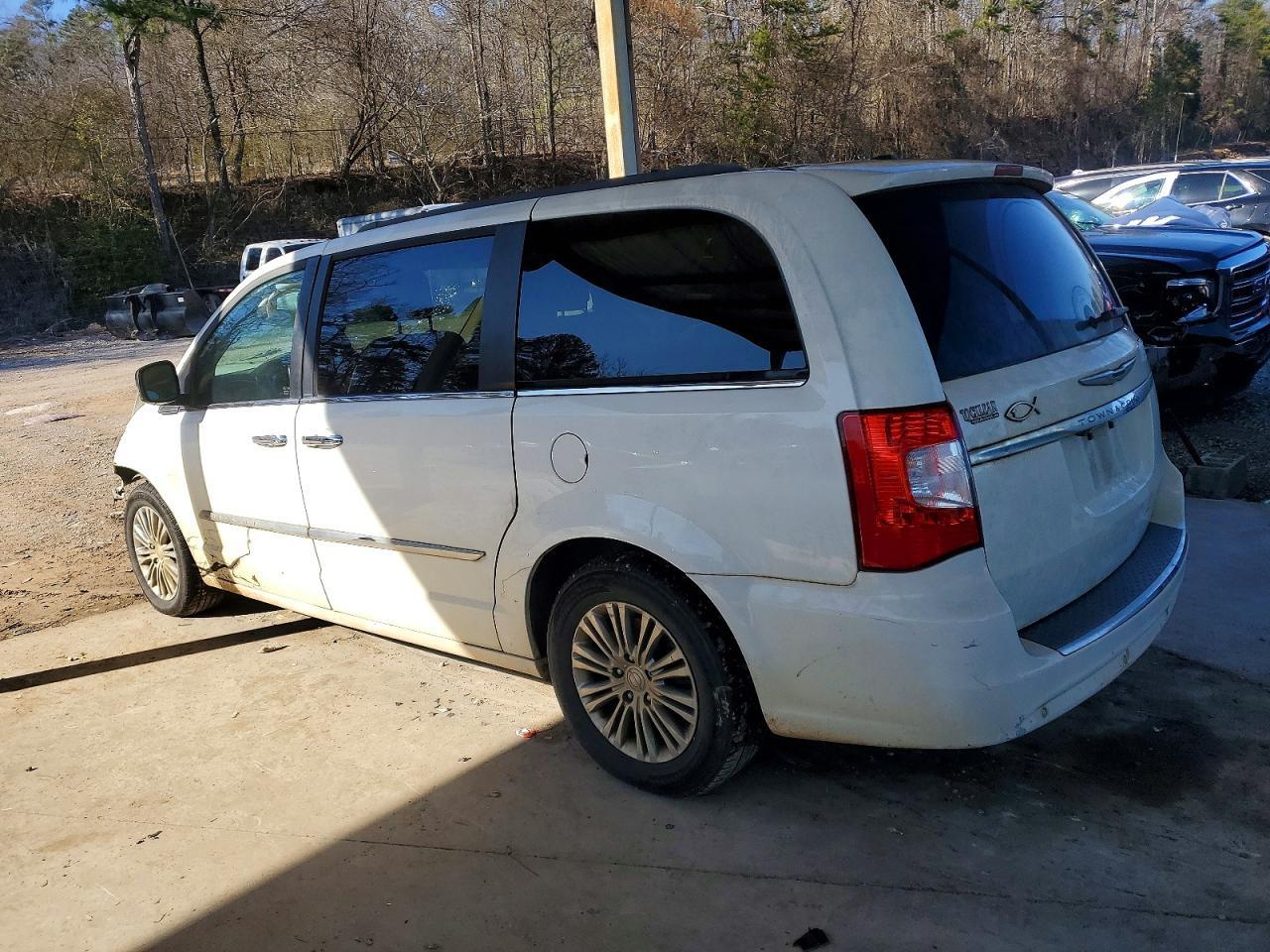 2013 Chrysler Town & Country Touring L - Фото 2