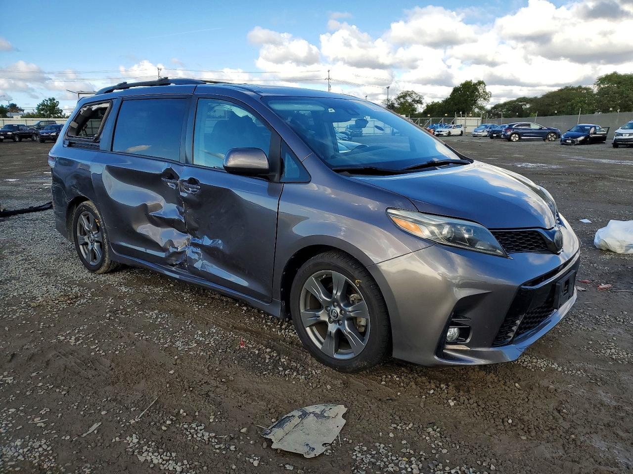 2019 Toyota Sienna Se - Фото 4