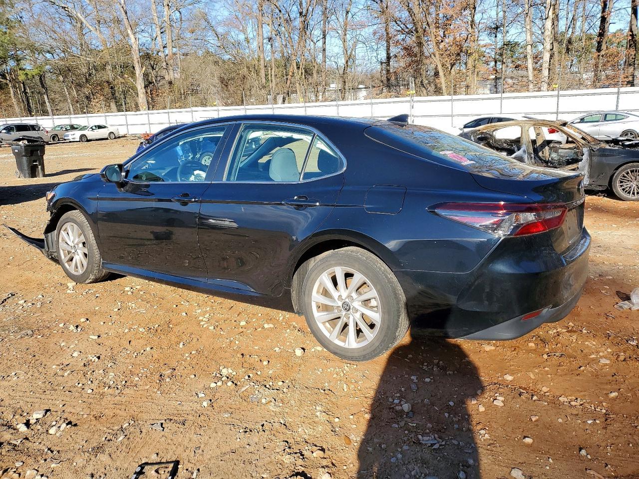 2023 Toyota Camry Le - Фото 2